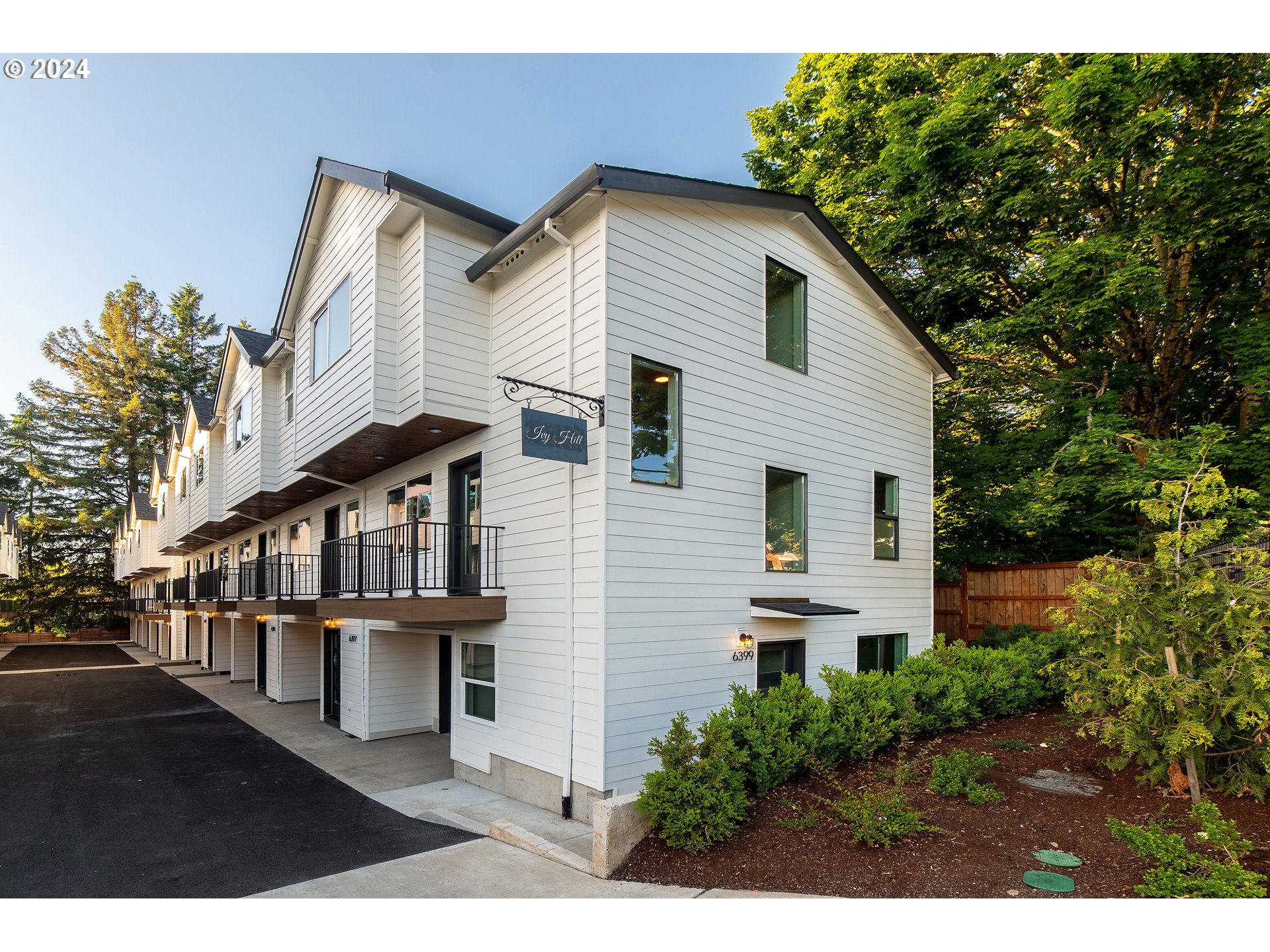 Burnside St, Portland, OR 97215