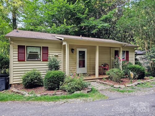 218 Davis Dr, Morganton, NC, 28655-3745 | Card Image