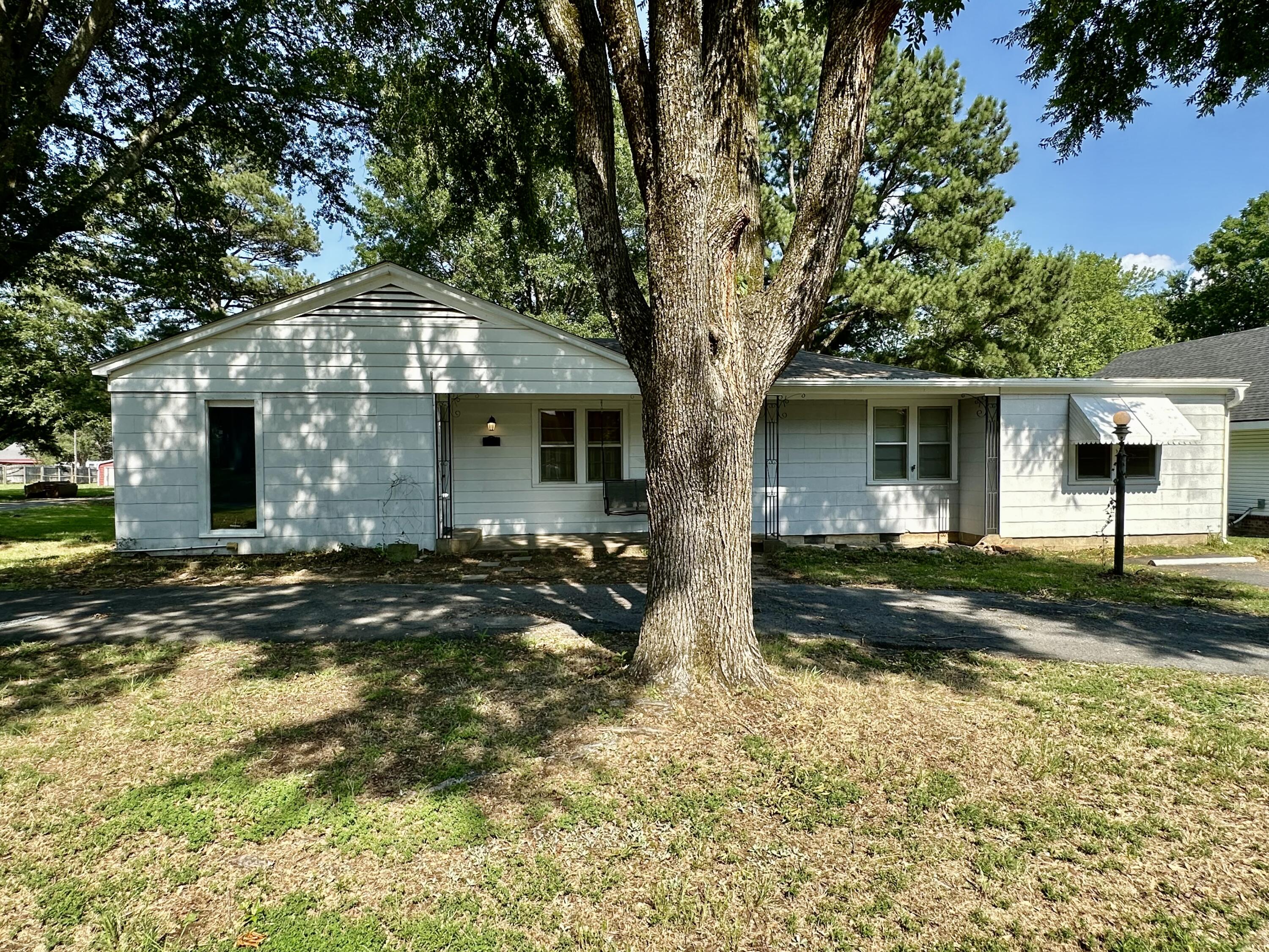 Oak St, Morrilton, AR 72110