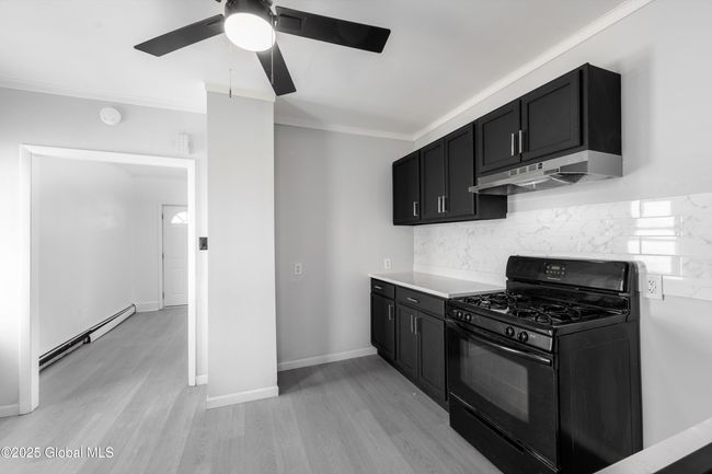 556 Clarendon St, House other with 2 bedrooms, 1 bathrooms and 2 parking in Schenectady NY | Image 11