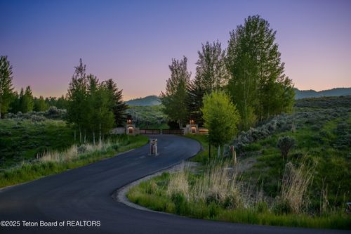 375 S Indian Springs Dr, Jackson, WY, 83001-8518 | Card Image