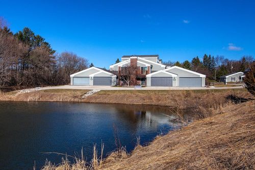 N17W26887 E Fieldhack Dr, Pewaukee, WI, 53072-5568 | Card Image