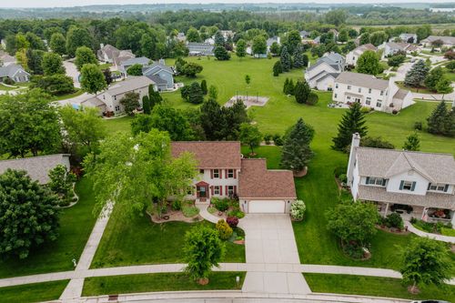 21016571 Glencoe Ln, Jackson, WI, 53037-9495 | Card Image