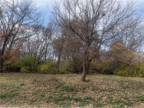 8136 Flora Ave, Kansas City, MO, 64131-2312 | Card Image