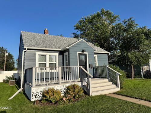 716 3rd Ave W, Williston, ND, 58801-5107 | Card Image