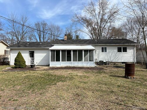 2615 Roselawn St, Wolverine Lake, MI, 48390-2934 | Card Image