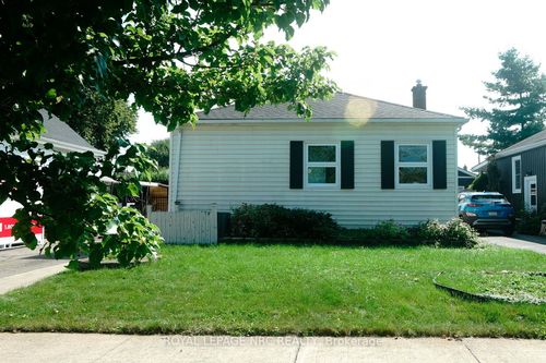 27 Barton St, Saint Catharines, ON, L2S2W2 | Card Image