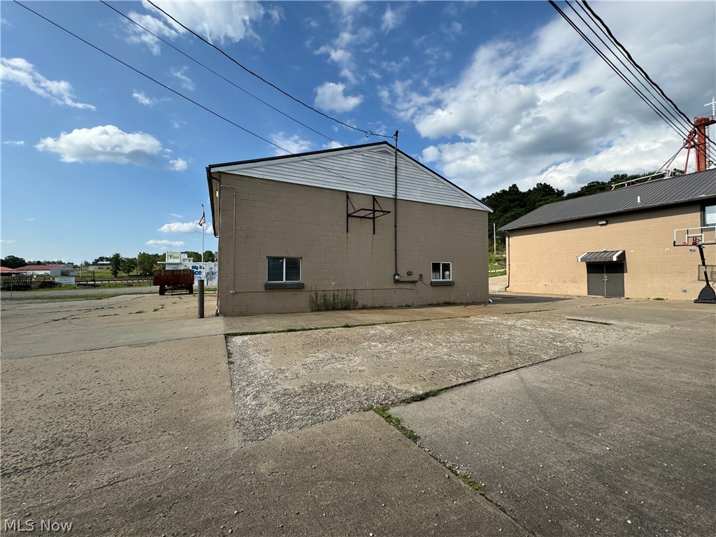 Commercial Sale in Vincent 3