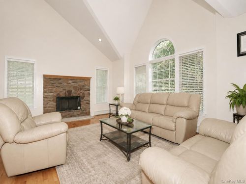4 Woolf Rd, Stony Point, NY, 10980-3633 | Card Image