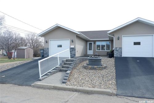 1-401 3rd Ave E, Assiniboia, SK, S0H0B0 | Card Image