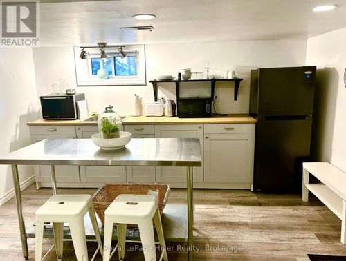 lower-unit-82 Queen St, Stratford, ON, N5A4N1 | Card Image