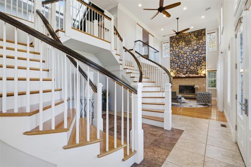 33A Newtown Rd, Hampton Bays, NY, 11946 | Card Image