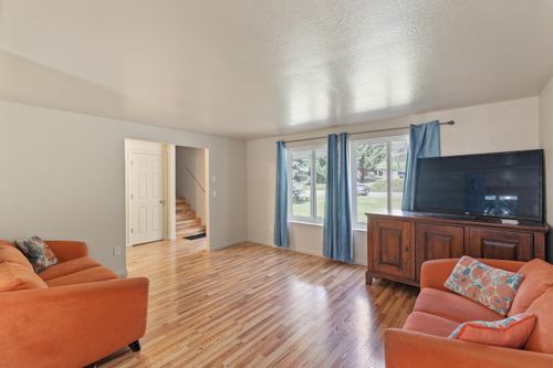 7764 Azalea Glen Rd, Glendale, OR, 97442-9759 | Card Image