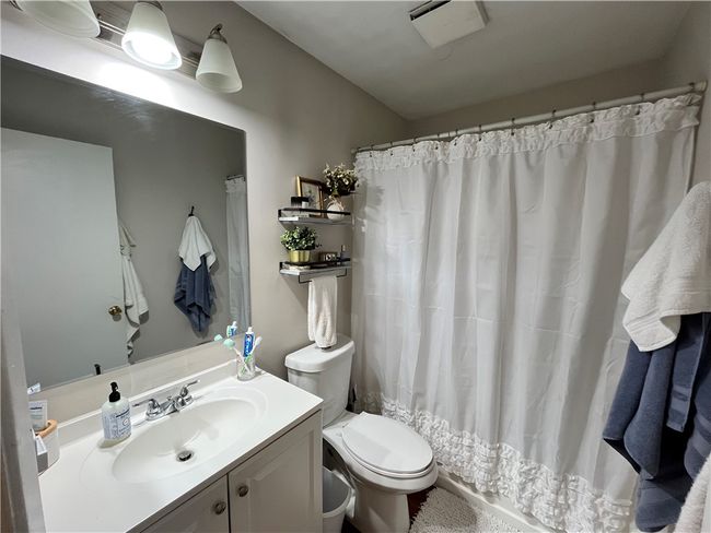 Bath with tub shower combo | Image 15