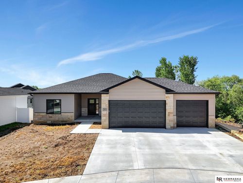 5431 W Sundowner Dr, Lincoln, NE, 68528-2209 | Card Image