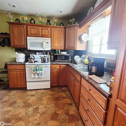 114 Geneva Dr, Oskaloosa, IA, 52577-3007 | Card Image