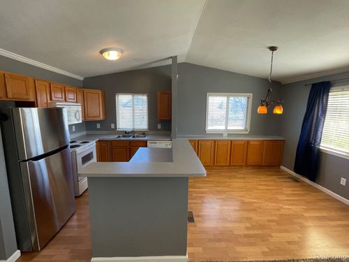 1136 Lakeview Cir, Grand Blanc, MI, 48439-8049 | Card Image