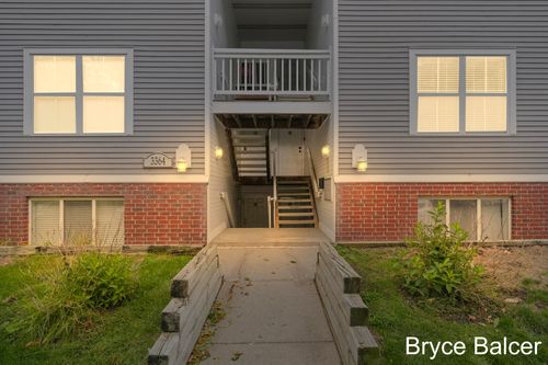 302-3364 Pine Meadow Dr Se, Kentwood, MI, 49512-3051 | Card Image
