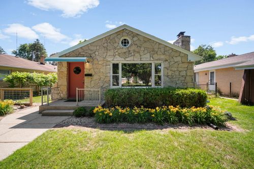 5653 N Milwaukee River Pkwy, GLENDALE, WI, 53209 | Card Image