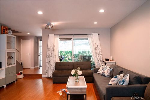 9759 Via Roma, Burbank, CA, 91504-1136 | Card Image