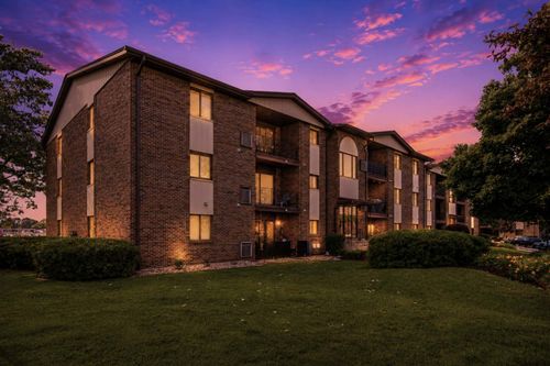 220-13935 Laramie Ave, Crestwood, IL, 60418-1653 | Card Image