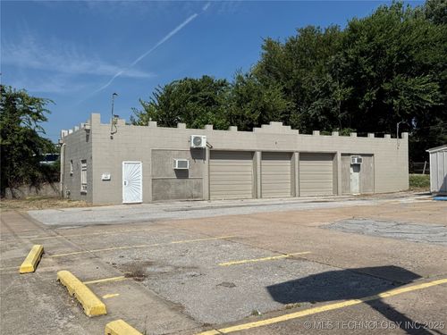 3527 E Admiral Pl, Tulsa, OK, 74115-8211 | Card Image