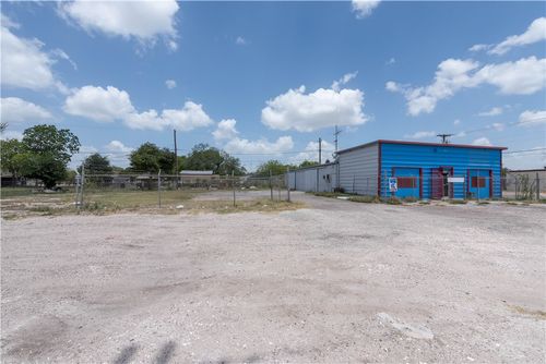 623 N Front St, Mathis, TX, 78368-1927 | Card Image