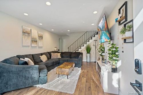 412 Clubhouse Ct, Coram, NY, 11727-3609 | Card Image