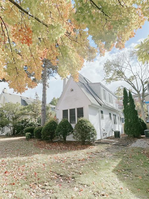 524 Oakland Ave, Birmingham, MI, 48009-5751 | Card Image