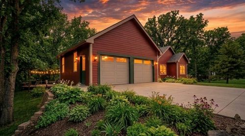 26550 Waverly Rd, Paola, KS, 66071-4136 | Card Image