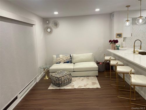 apt-201-1 Anchorage Way, Freeport, NY, 11520-6259 | Card Image