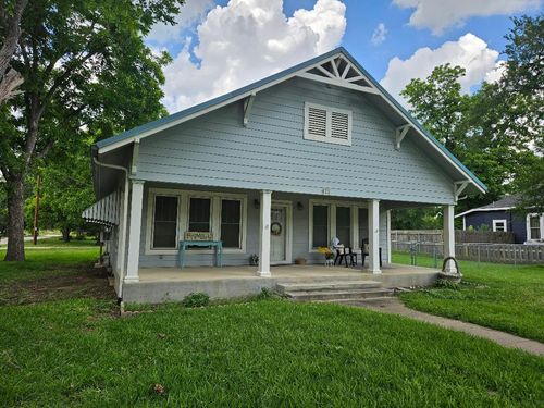 611 N Main St, Elgin, TX, 78621-1627 | Card Image