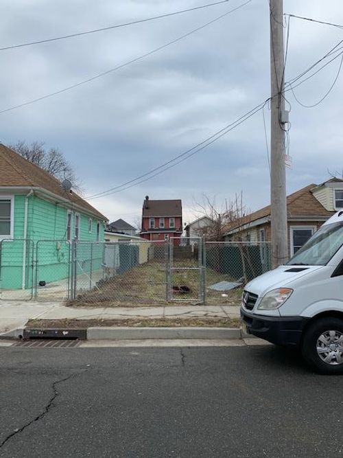 431 Beach 43rd St, Far Rockaway, NY, 11691-1211 | Card Image
