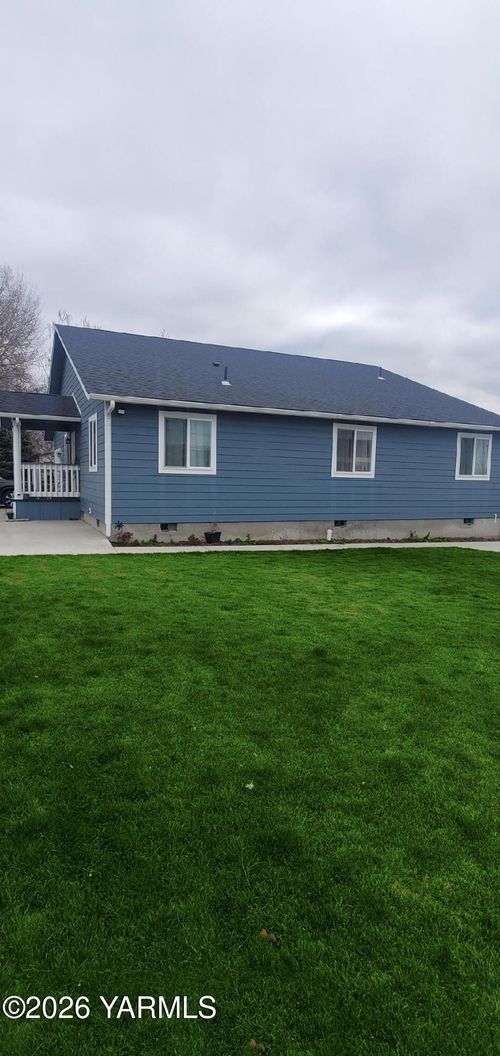 114 Paschke Ln, Wapato, WA, 98951-1054 | Card Image