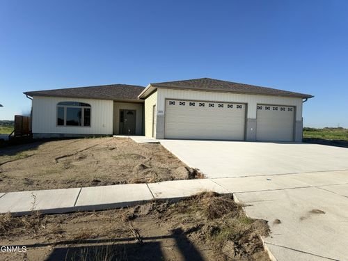 5531 Holmes Dr, Bismarck, ND, 58504-7751 | Card Image