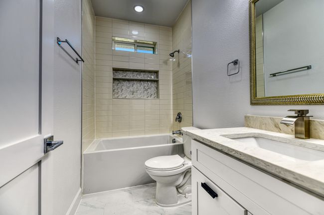 Full bathroom featuring toilet, tiled shower / bath combo, and vanity | Image 10