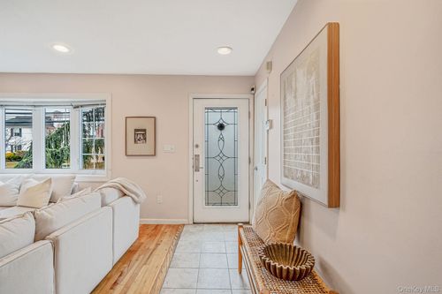 137 Charles St, Lynbrook, NY, 11563-1905 | Card Image