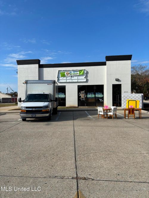 211 Eisenhower Dr, Biloxi, MS, 39531-3602 | Card Image