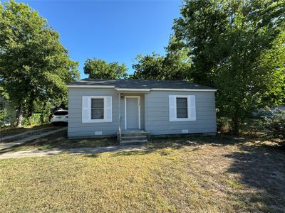 View of front of property featuring a front yard | Image 1