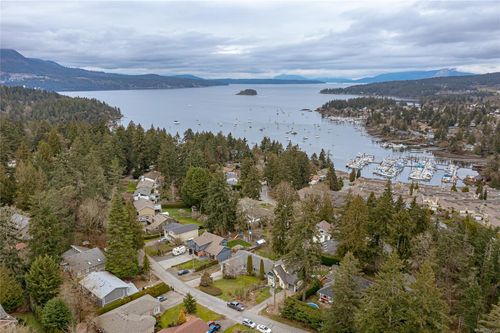 872 Brentwood Hts, Central Saanich, BC, V8M1A8 | Card Image