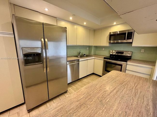 APT-1009 - 1000 Quayside Ter, Condo with 2 bedrooms, 2 bathrooms and null parking in Miami FL | Image 6