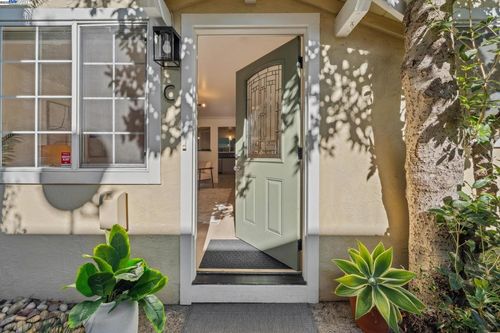 apt-c-5242 Miles Ave, Oakland, CA, 94618-1056 | Card Image