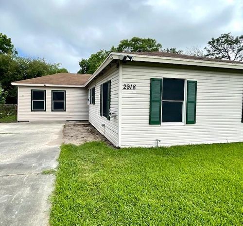 2918 3rd Ave N, Texas City, TX, 77590-6806 | Card Image
