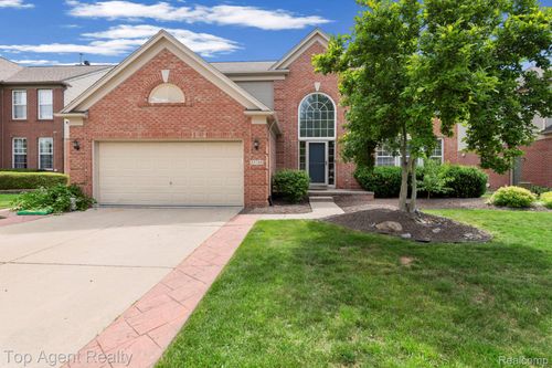 33780 Stonecrest Dr, Sterling Heights, MI, 48312-5785 | Card Image