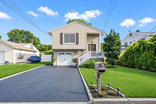 6 Atlantic St, Holtsville, NY, 11742-1202 | Card Image