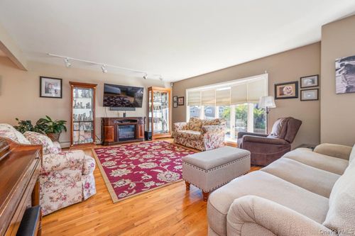 341 Green Ct, Oceanside, NY, 11572-5615 | Card Image