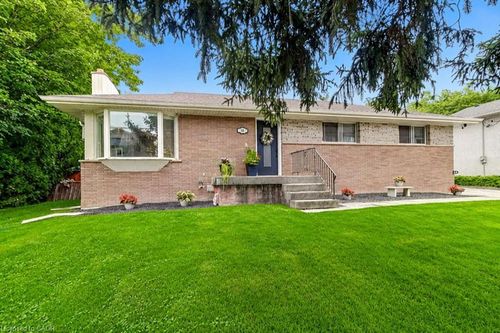 56 Barton St, Waterdown, ON, L8B0E8 | Card Image