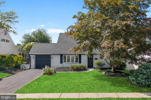 57 Middle Rd, LEVITTOWN, PA, 19056-3612 | Card Image