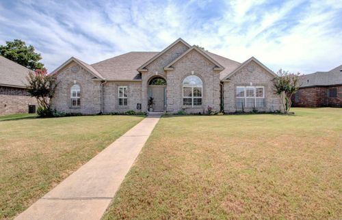 324 Country Club Pkwy, Maumelle, AR, 72113-6966 | Card Image