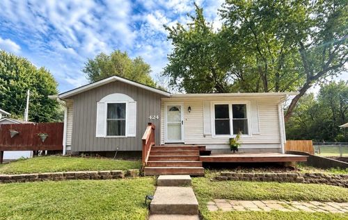 424 Lisa Ln, Maryville, MO, 64468-1163 | Card Image
